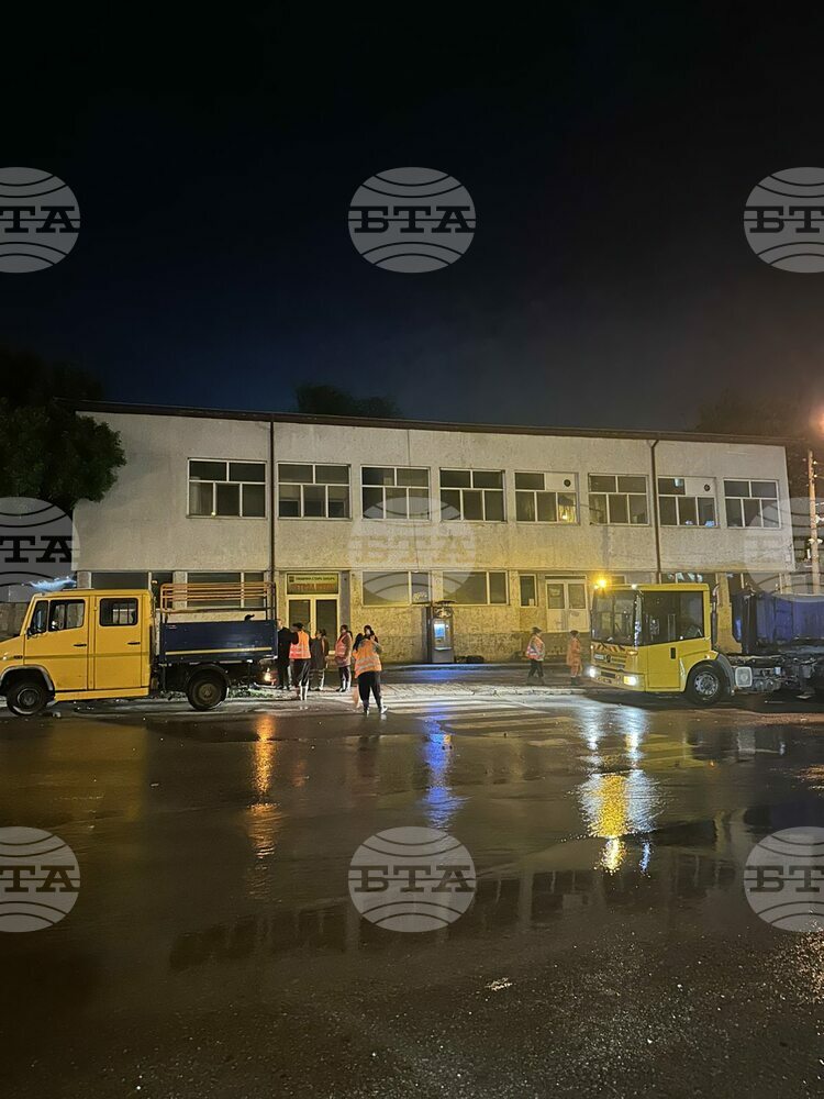 В Стара Загора активно се отстраняват последствията от проливния дъжд снощи