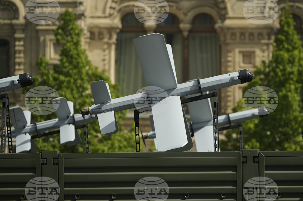 Членове на снимачен екип на германския всекидневник "Велт" бяха ранени при руска атака с дрон край фронтовата линия в Украйна, съобщи Укринформ