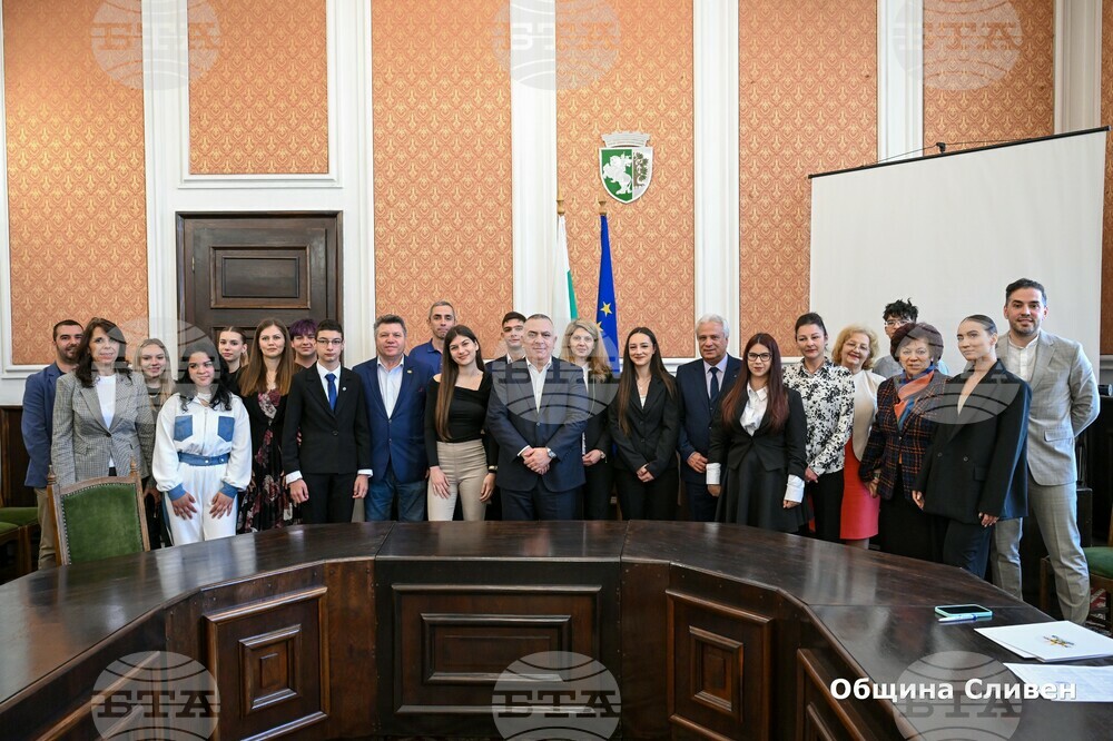 Сливенски ученици поеха управлението на Общината и на местния парламент за един ден