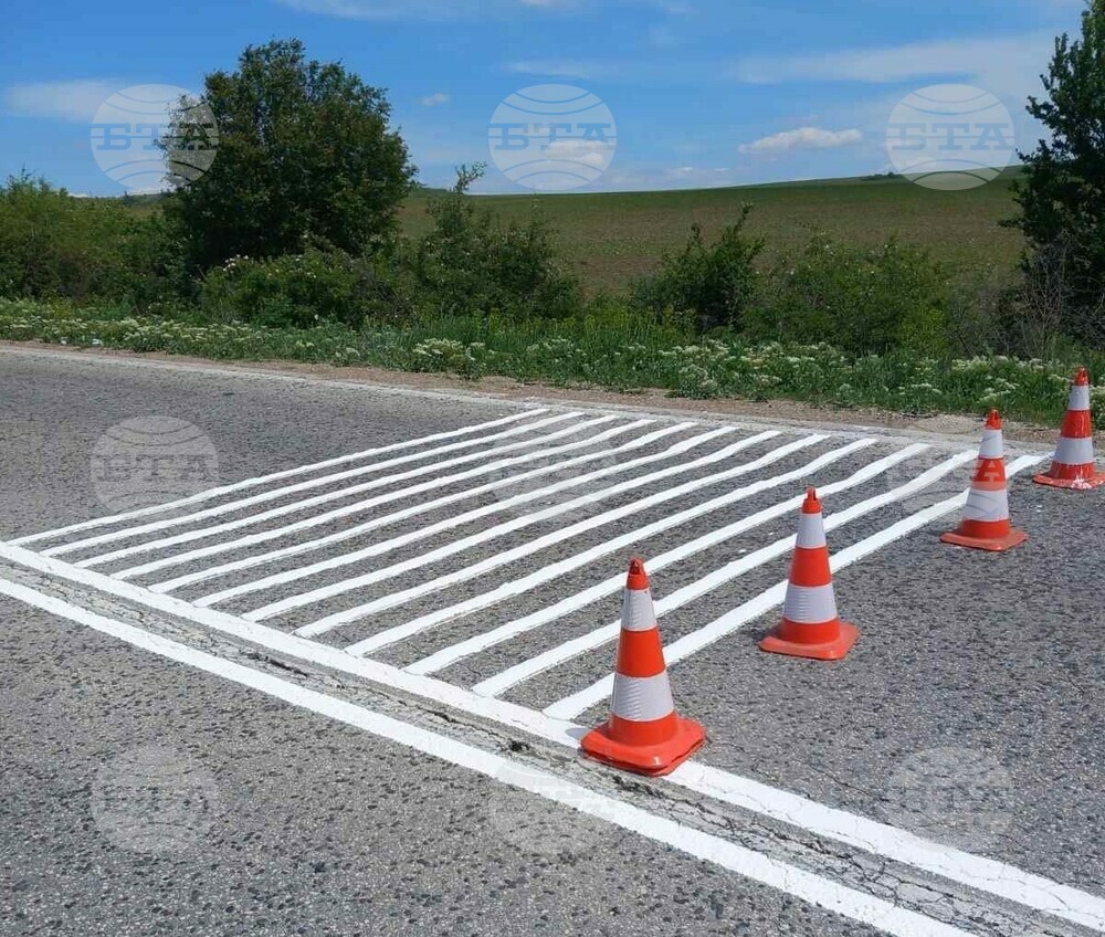 АПИ: Хоризонтална маркировка се полага в участъка от път I-3 край Телиш