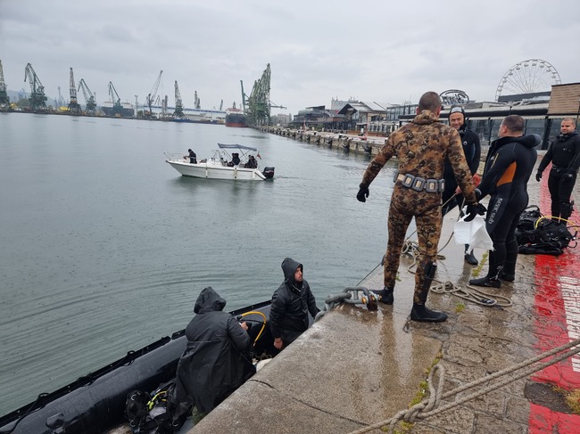 Водолази почистиха дъното край Морската гара във Варна с 17 участника