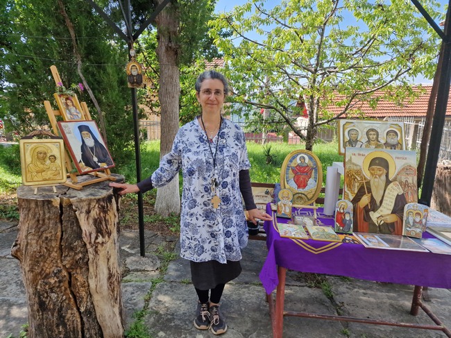 Зографът Албена Момчилова представи изложба за храмовия празник във Велико Търново