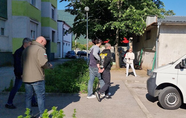 Спецоперация във Враца доведе до задържането на двама младежи