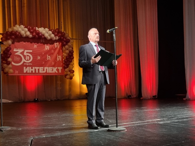 Държавна финансово-стопанска гимназия „Интелект“ в Плевен чества 35 години