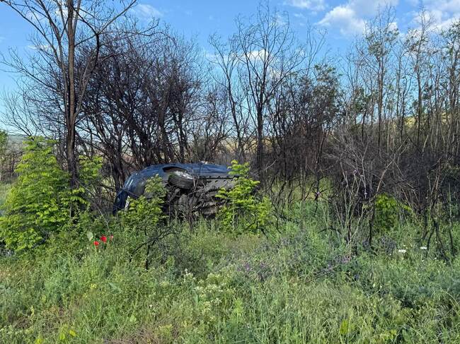 Кола се обърна в канавката при катастрофа край село Песнопой