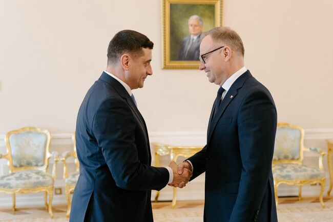 Кандидатът за президент на Румъния Джордже Симион се срещна с полския президент Анджей Дуда във Варшава