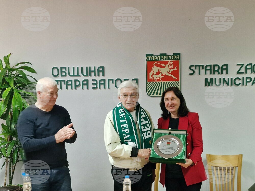 Легендата на футболния Берое Никола Кордов получи почетен знак от Община Стара Загора и БФС по случай 80-годишния си юбилей