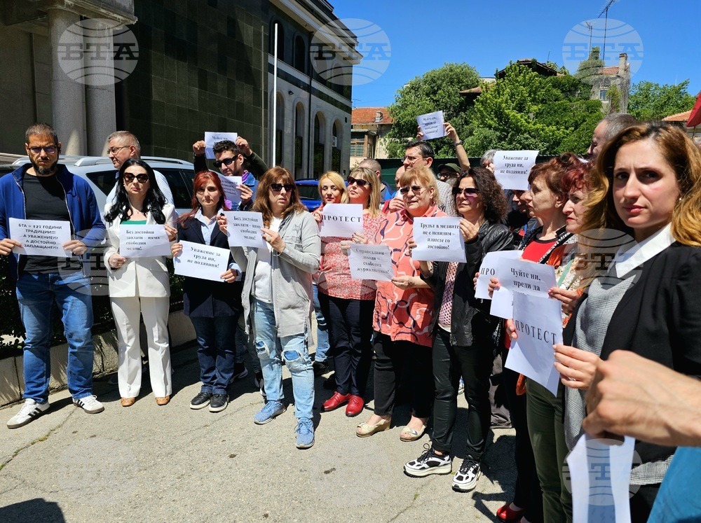 Работещите в обществените медии в Русе излязоха на протест с настояване за достойни възнаграждения