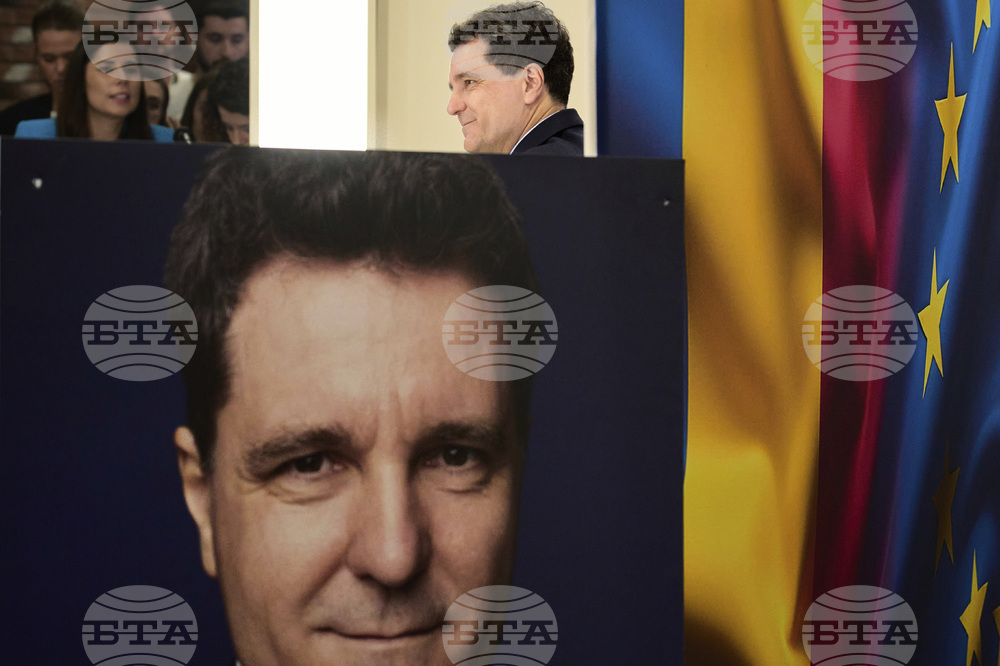 Независимият кандидат за президент на Румъния Никушор Дан гласува в училището си във Фъгъраш, на 244 км. от Букурещ