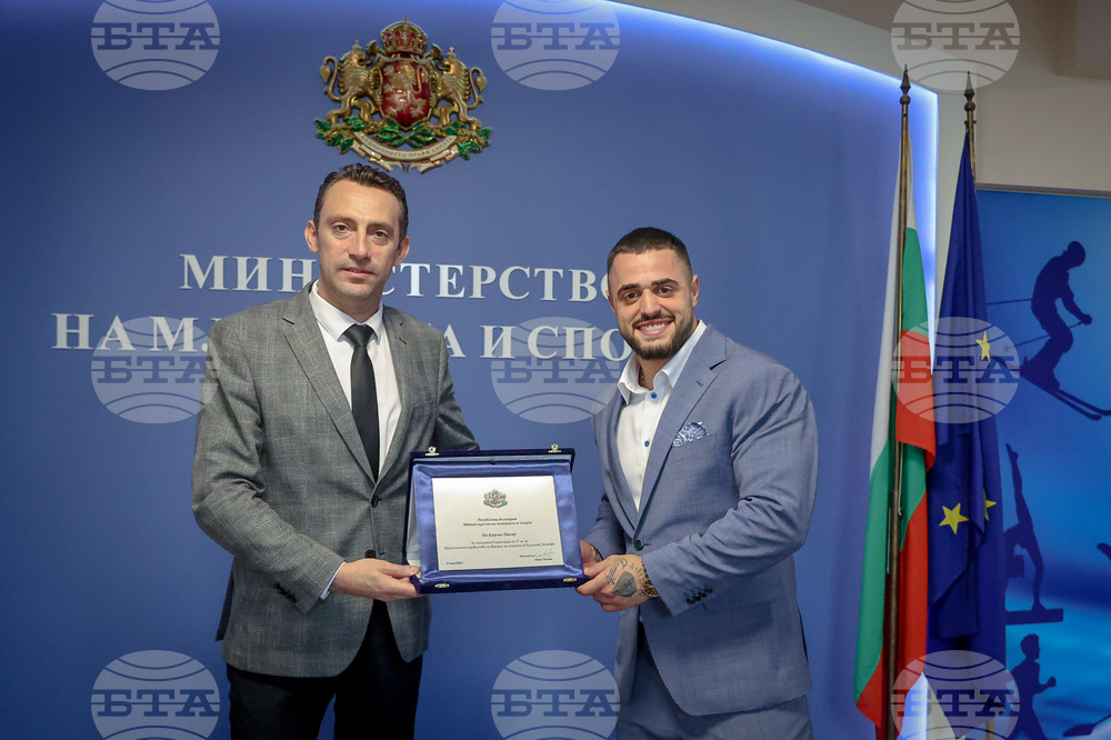 Министър Пешев награди европейския шампион по вдигане на тежести Карлос Насар