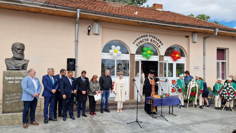 Бюст-паметник на Христо Ботев беше открит в училището в с. Катуница по повод 180-годишнината от създаването му