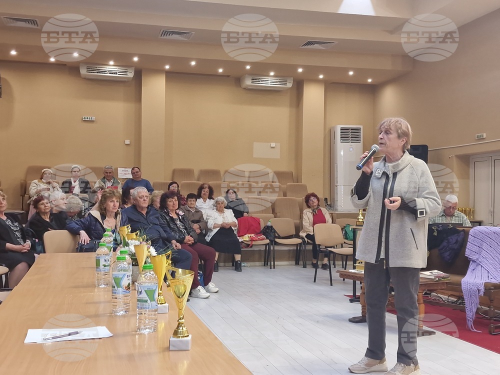 Поетесата Надежда Захариева участва в среща разговор с жители на Попово