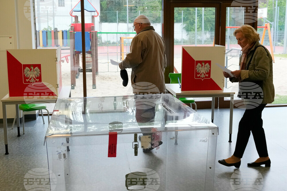 Либерал и консерватор отиват на втори тур на президентските избори в Полша, сочат резултатите от екзитпол