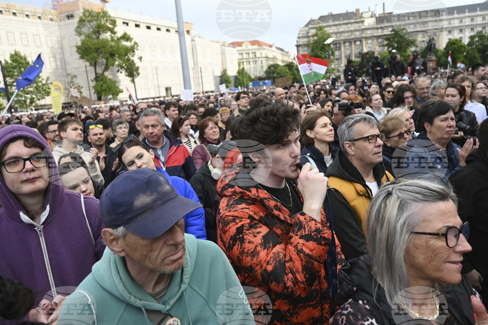 Хиляди унгарци излязоха на мълчалив протест срещу спорен законопроект, ограничаващ дейността на финансирани от чужбина организации