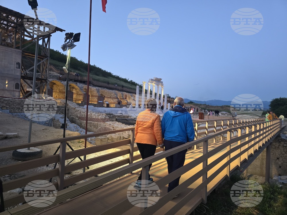 Пет керамични съда, керамична лампа и две римски монети са открити в Хераклея Синтика от екипа на професор Людмил Вагалински