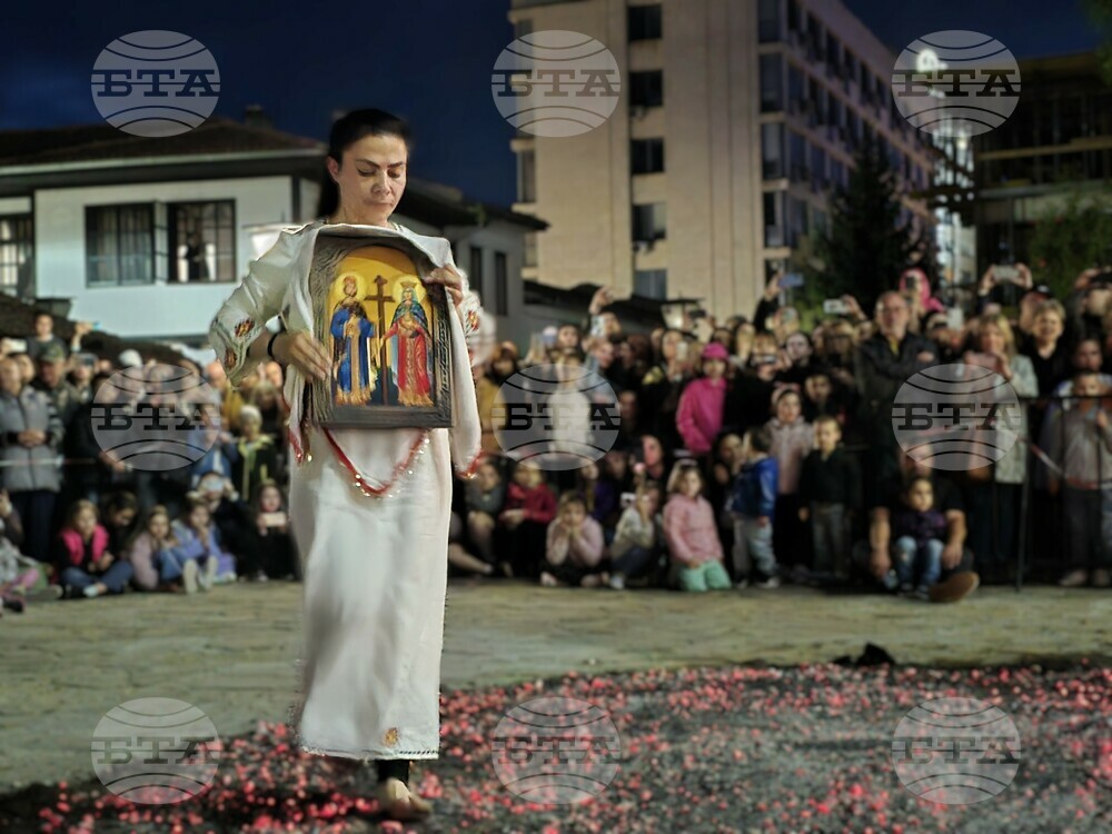 Добрич отбеляза празника на Св. св. Константин и Елена с нестинарски танц