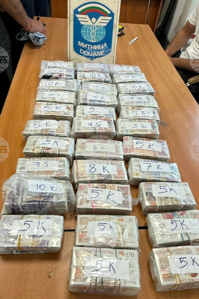 Недекларирана валута за над половин милион лева задържаха митническите служители на МП Капитан Андреево