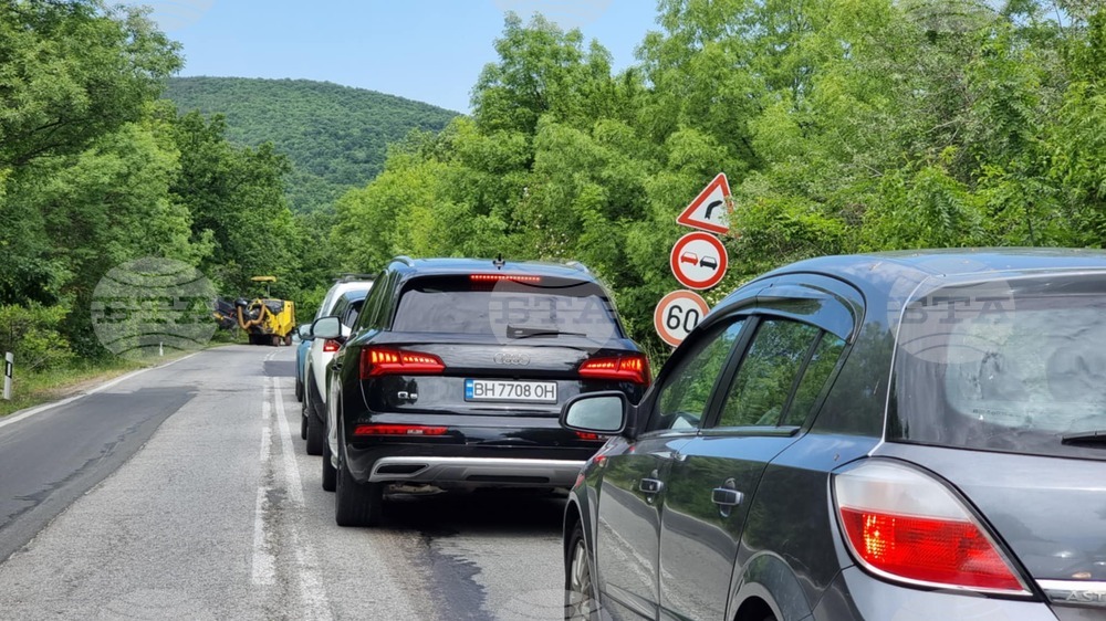 Остава затруднено движението по пътя Обзор-Слънчев бряг заради авариралата строителна машина