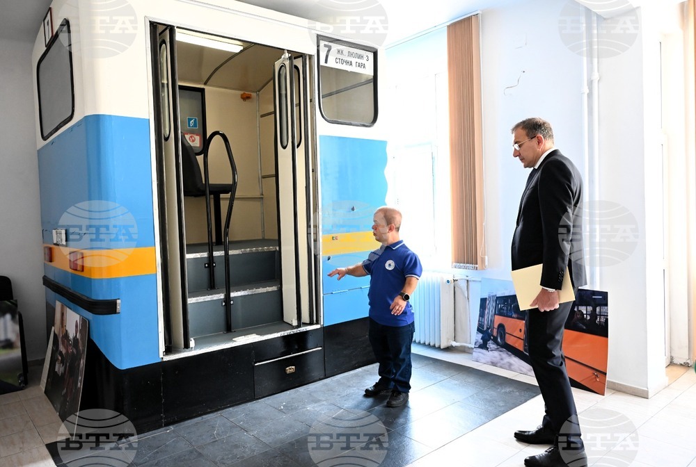 МТСП: Министър Гуцанов посети Центъра по въпросите на малките хора в България