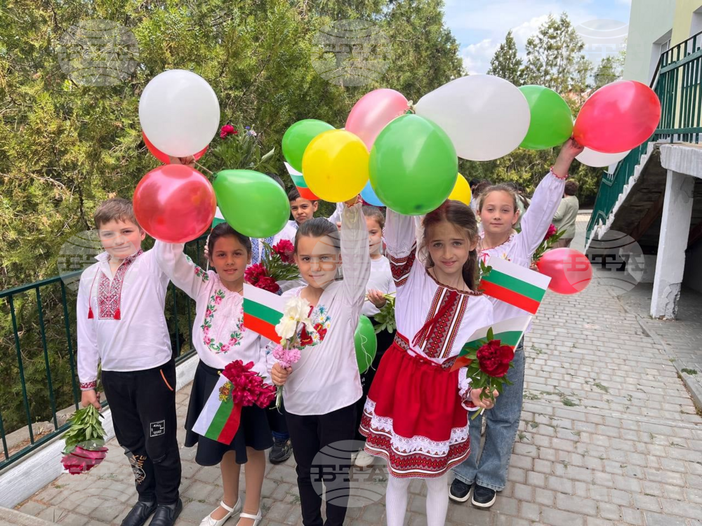 С народни носии и български знамена ученици от Българо-украинския център в Украйна се включиха в инициатива „Върви, народе възродени!“