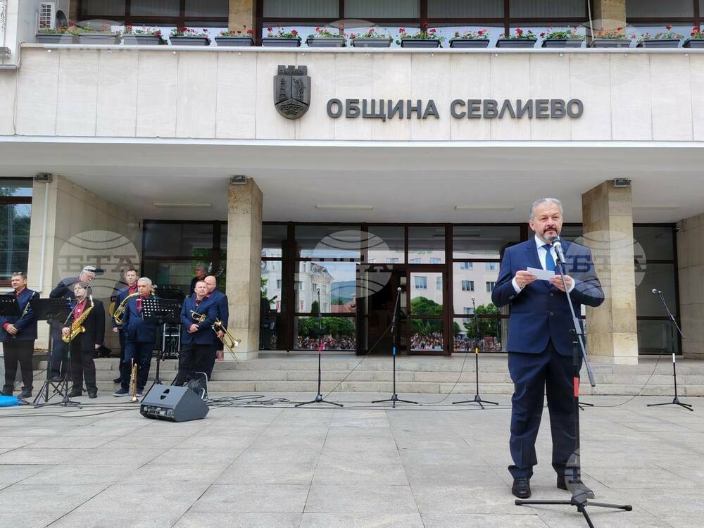 В Севлиево кметът д-р Иван Иванов връчи грамоти на изявени зрелостници за 24 май