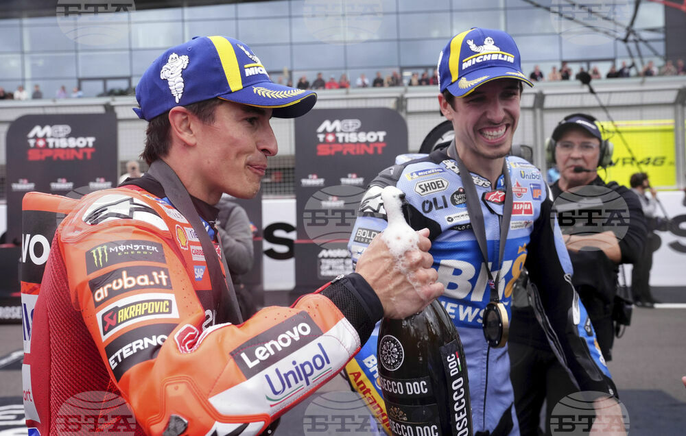 Алекс Маркес спечели спринта в клас motoGP за Гран При на Великобритания, слагайки край на победната серия на брат си Марк