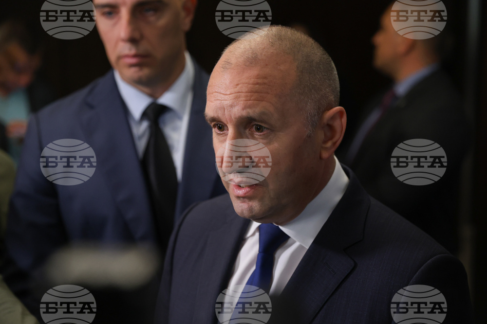 Опитите да бъда атакуван с това, че съм обнародвал закона за еврото са плоска манипулация, защото в него няма никакви дати, каза Румен Радев