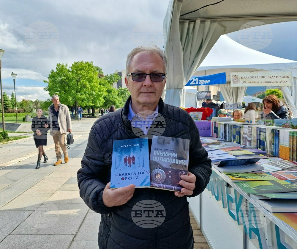 Книгата открива свят, различен от твоя, каза Кирил Петрунов пред БТА