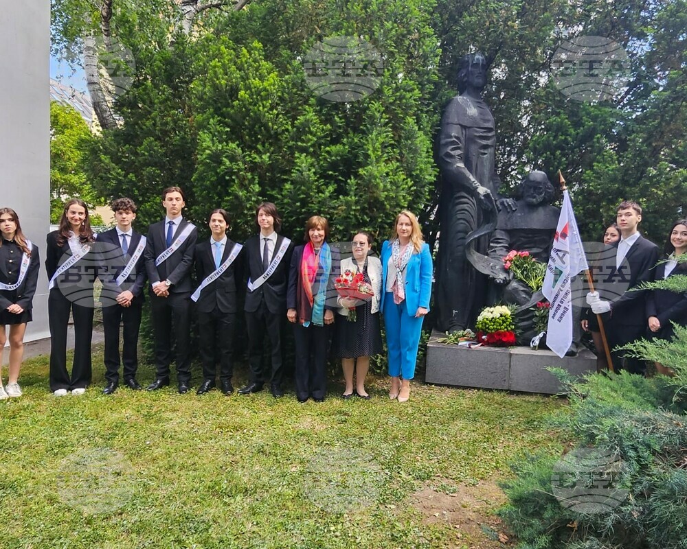Българската общност във Виена почете 24 май с поднасяне на венци пред паметник на светите братя Кирил и Методий във Виена