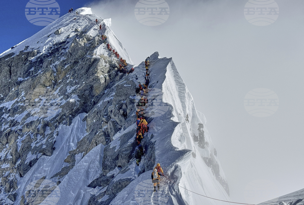 Тибетските власти спряха достъпа до Еверест заради необичайно обилни за сезона снеговалежи