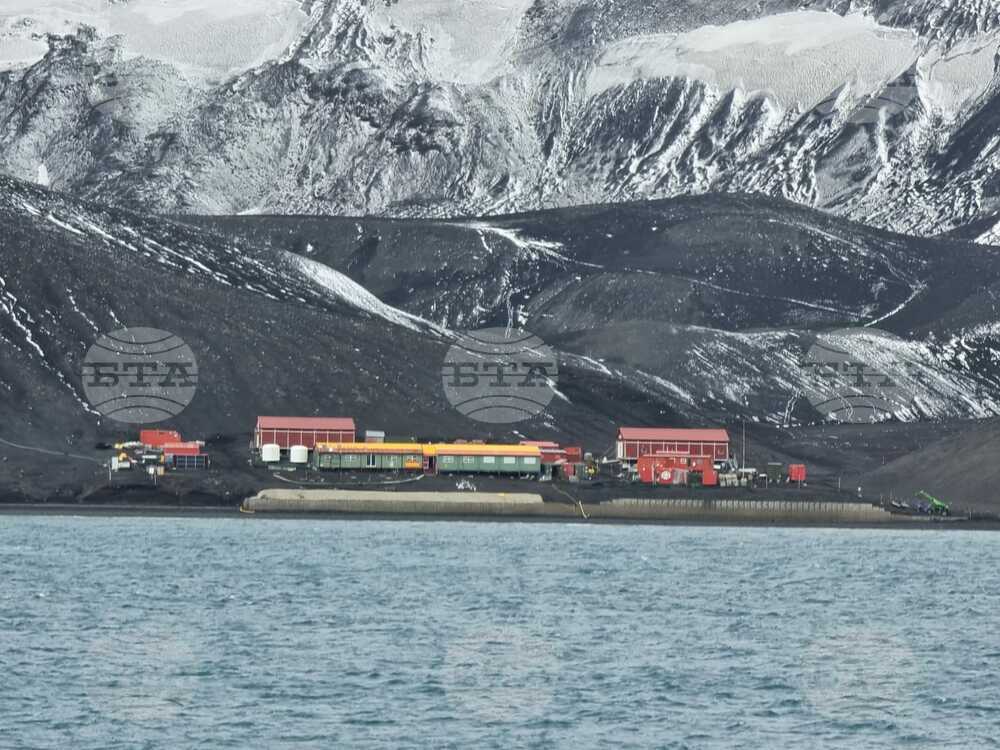 Day 51 - Antarctica - RSV 421 - Arrives at Deception Island