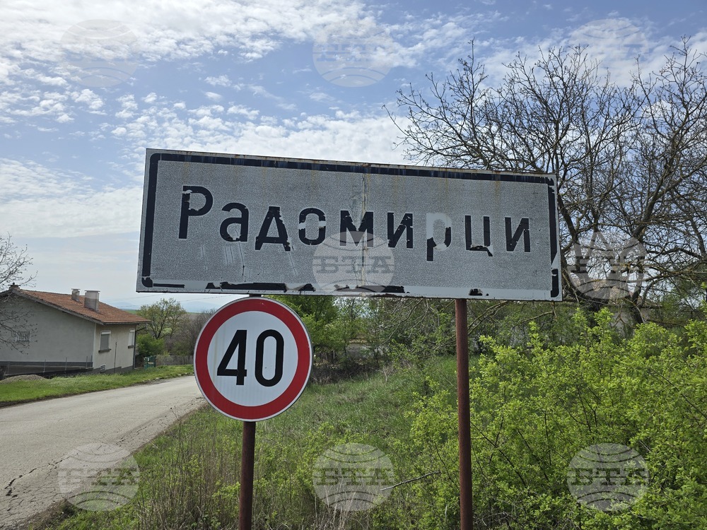 Тежкотоварни автомобили предизвикаха авария на водопровод в плевенското село Радомирци, съобщи за БТА кметът Петьо Йотов