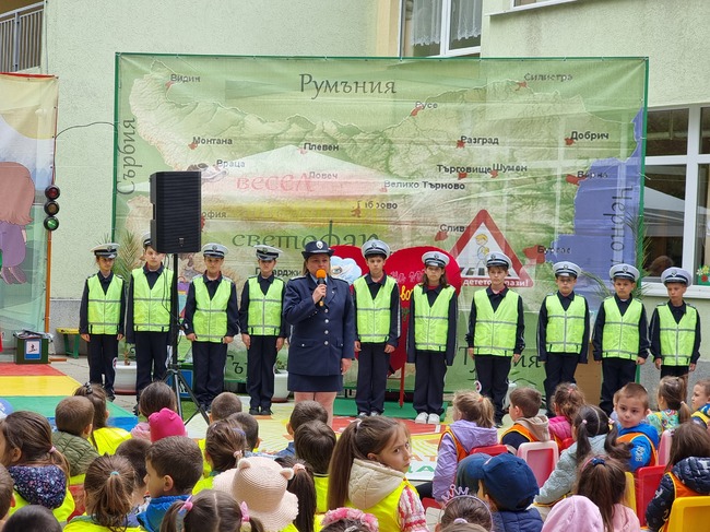Деца се запознаха с правилата на пътната безопасност на празник под надслов „Ние сме Сияна – На пътя животът е с предимство”