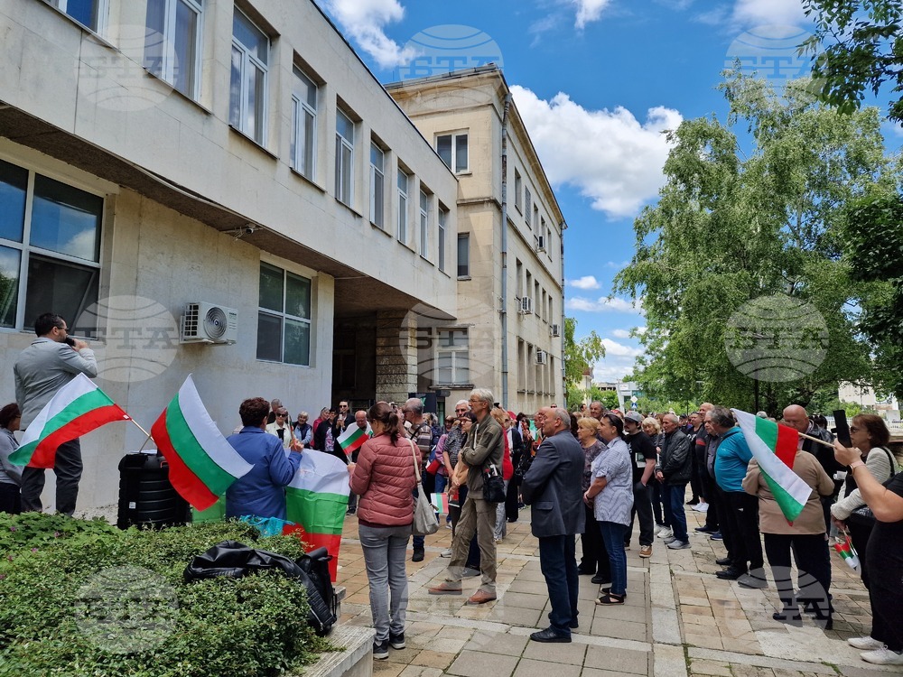 Граждани се събраха в Разград на протест в защита на българския лев и против приемане на еврото