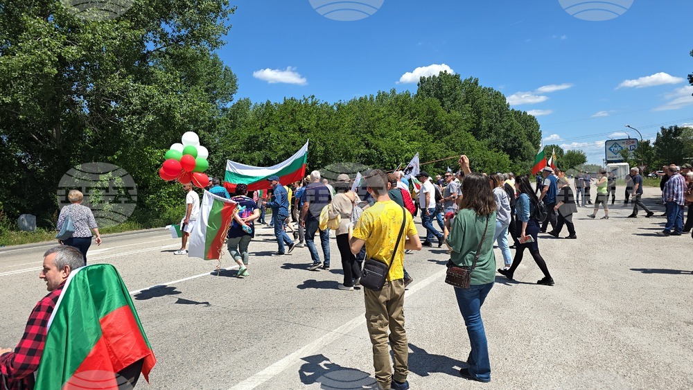 Протестиращи срещу замяната на лева с евро затвориха международен път Е-79 на входа и изхода на Видин за два часа