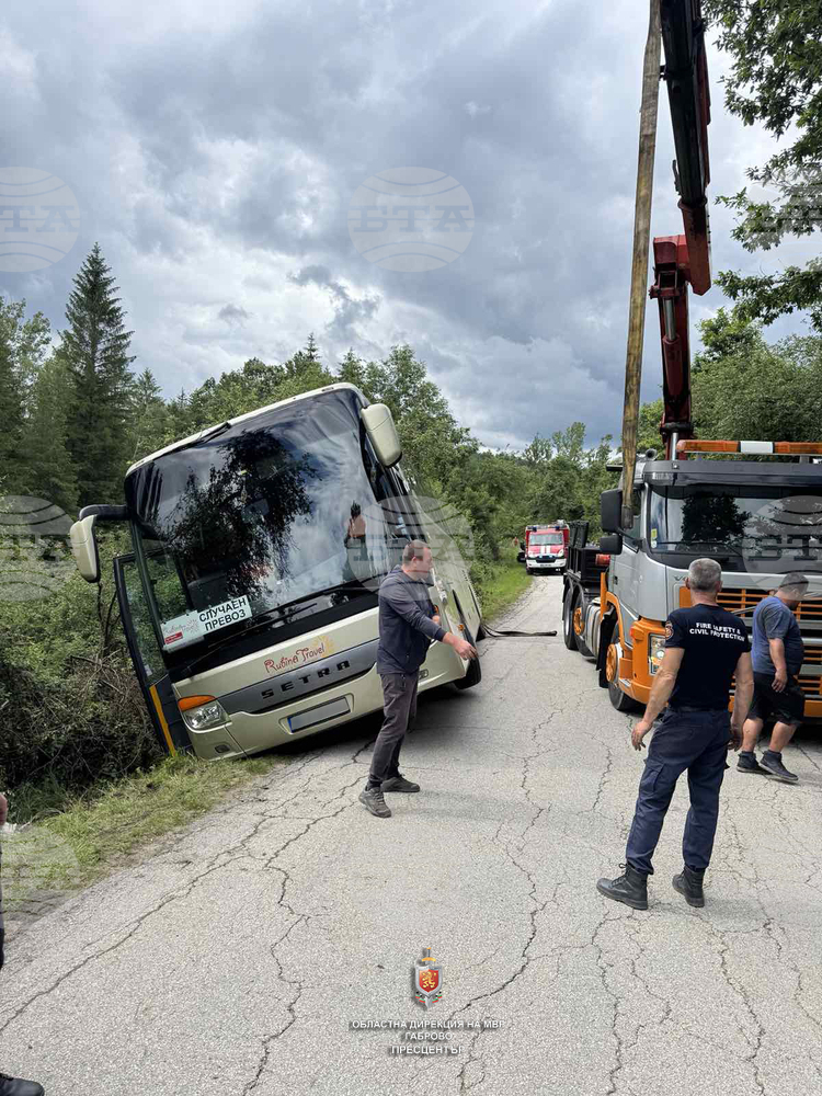 Заради инцидент с автобус пътят Донино - Боженци е затворен