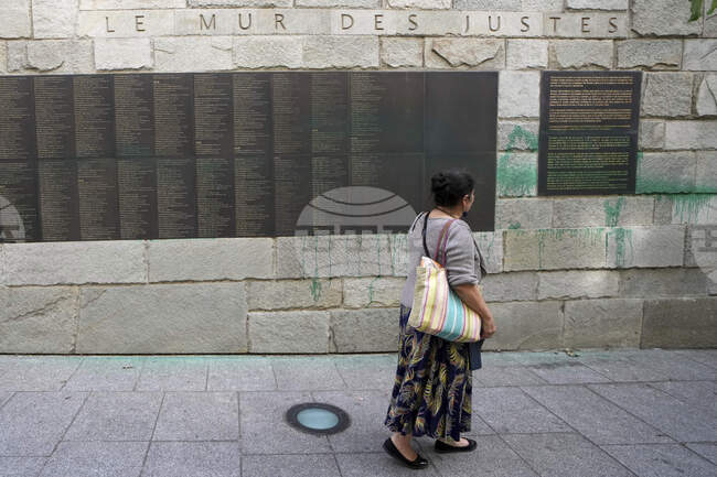 Френската прокуратура поиска от две до четири години затвор за четиримата българи, осквернили Мемориала на Холокоста в Париж