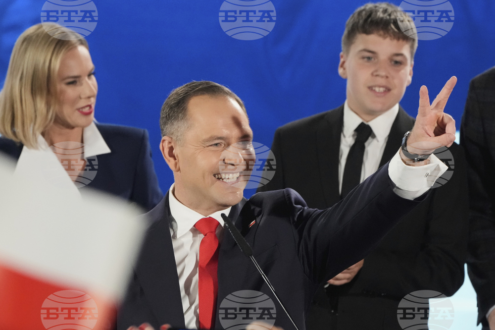 Полският националист Карол Навроцки излезе напред на втория тур на президентските избори в Полша, според екзитпол