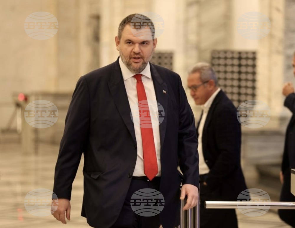 Делян Пеевски сезира Комисията за защита на конкуренцията за потенциален картел на "Лукойл" с горива