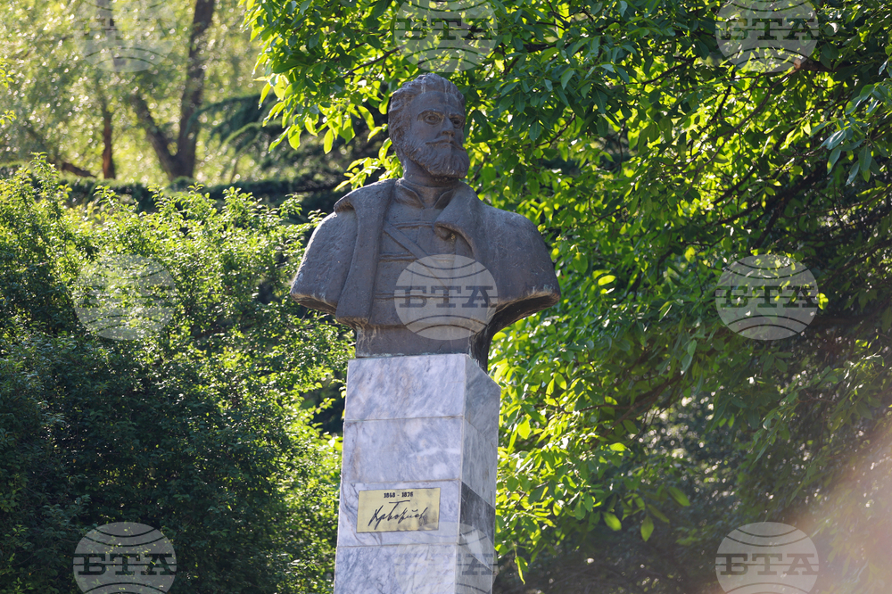 С полагане на цветя пред бюст-паметника на Христо Ботев в Благоевград бе почетена паметта на поета и революционер