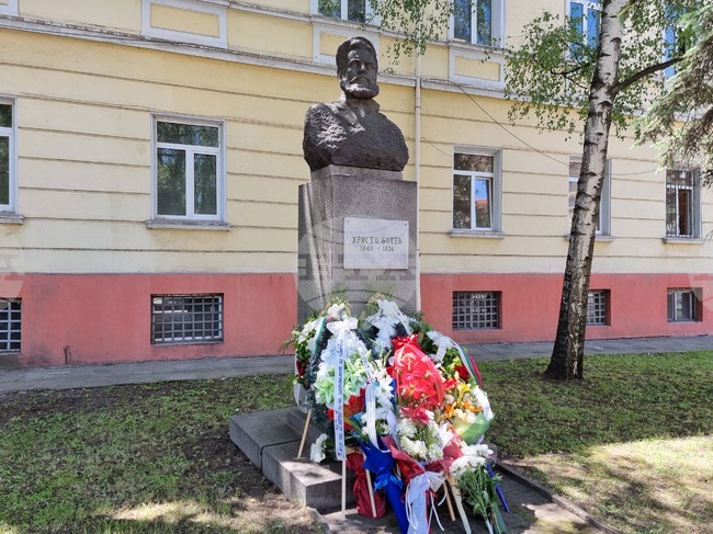Перник се поклони пред подвига на Христо Ботев и героите, жертвали живота си за свободата на България