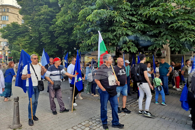 Протестът на медици и лекари специализанти блокира движението в района на Народното събрание