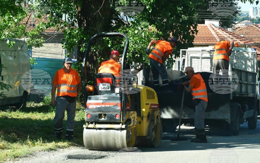 От района около Дома за стари хора започна запълването на дупки по улиците в Разград
