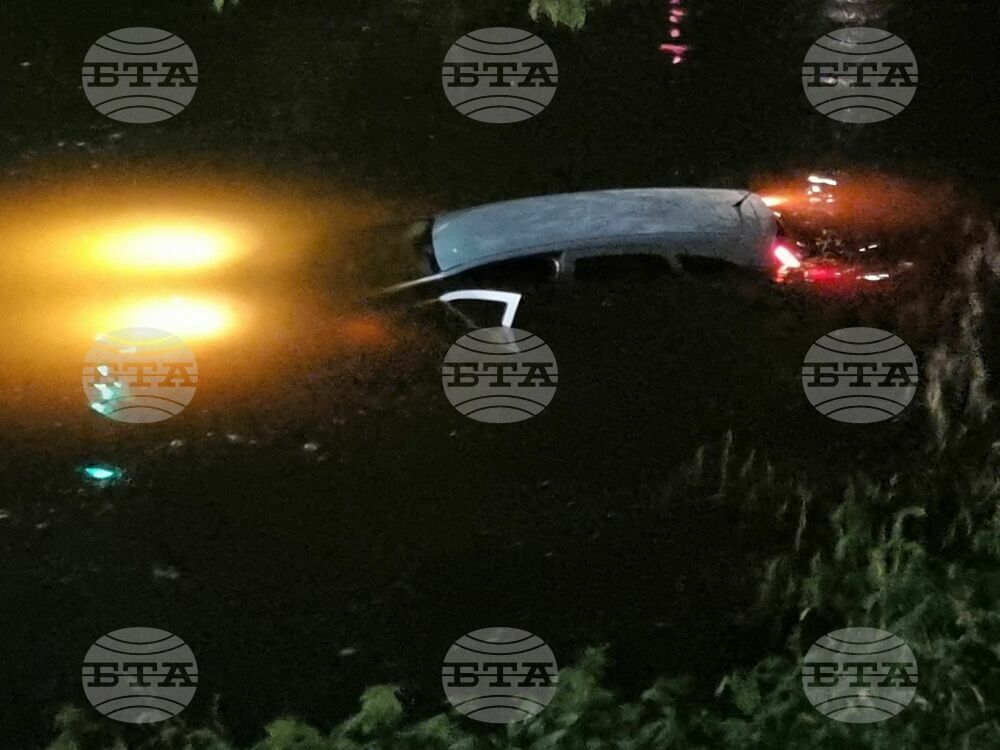 Ямбол - паднал автомобил в река Тунджа