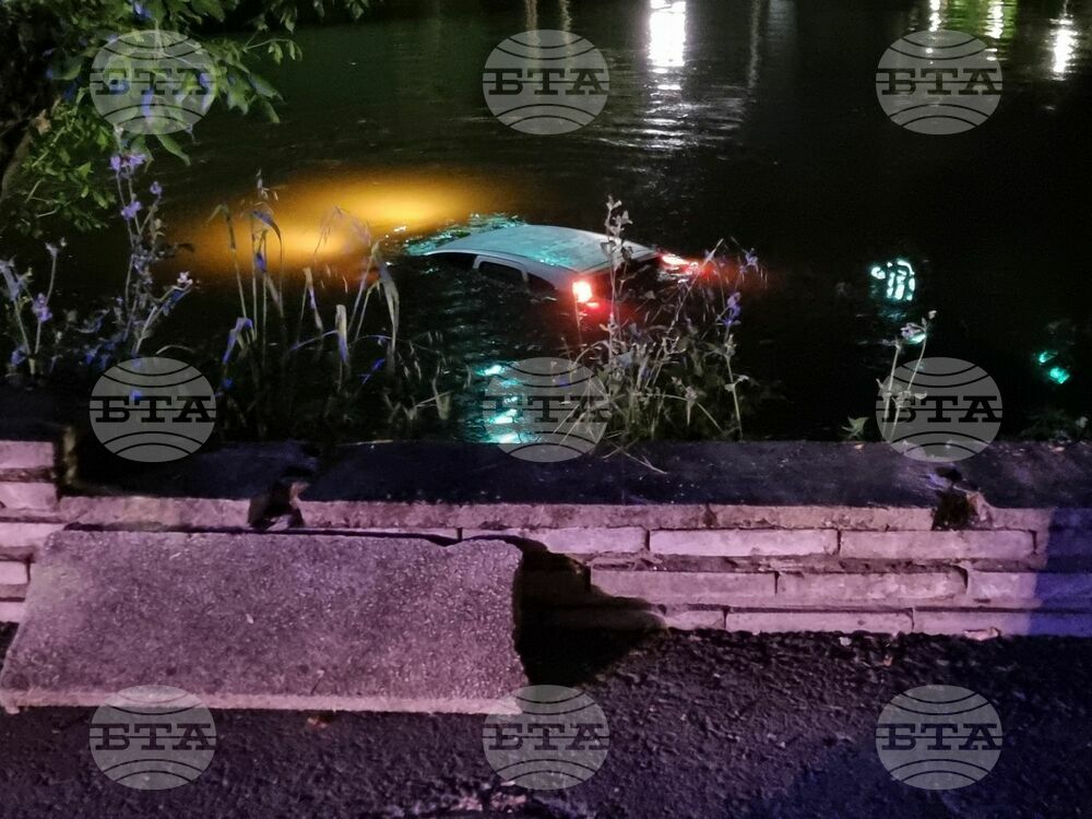 Ямбол - паднал автомобил в река Тунджа