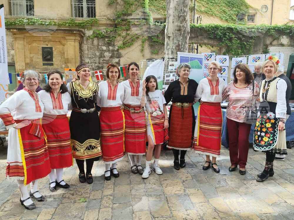 Въпреки различната възраст на танцьорите сплотява ни любовта към българския фолклор, каза пред БТА Теодора Герен от "Изворче" в Марсилия