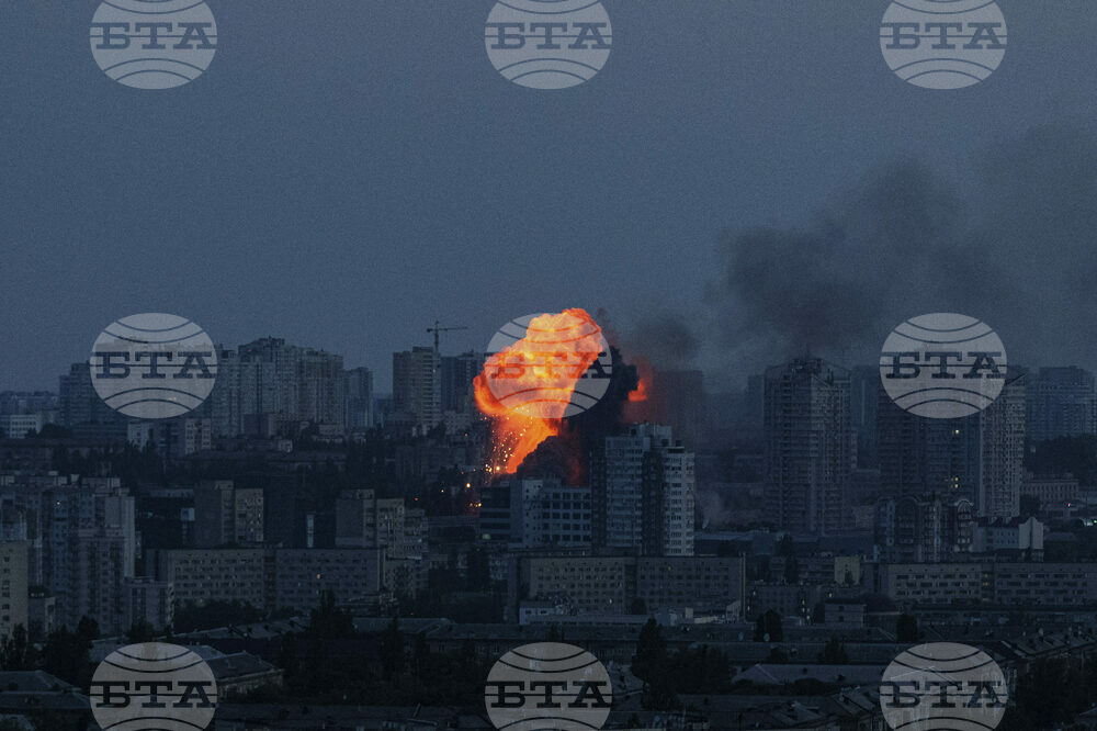 Най-малко трима души загинаха и 49 души бяха ранени при масирани руски въздушни атаки през нощта по Украйна