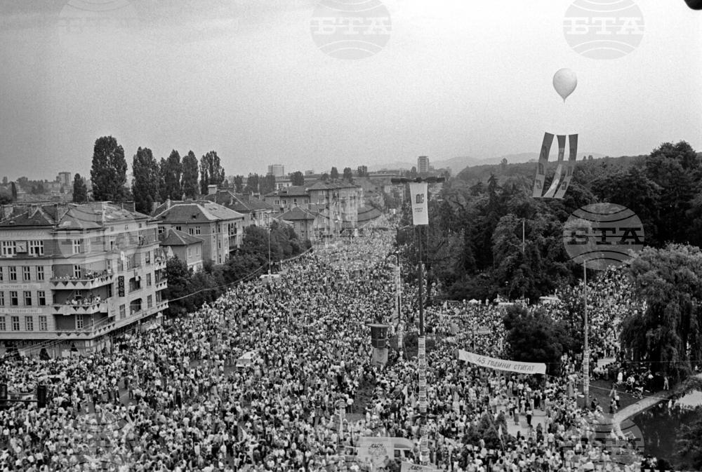 В навечерието на изборите за Велико народно събрание на 7 юни 1990 г. е проведен най-масовият в историята на България митинг на Орлов мост в София