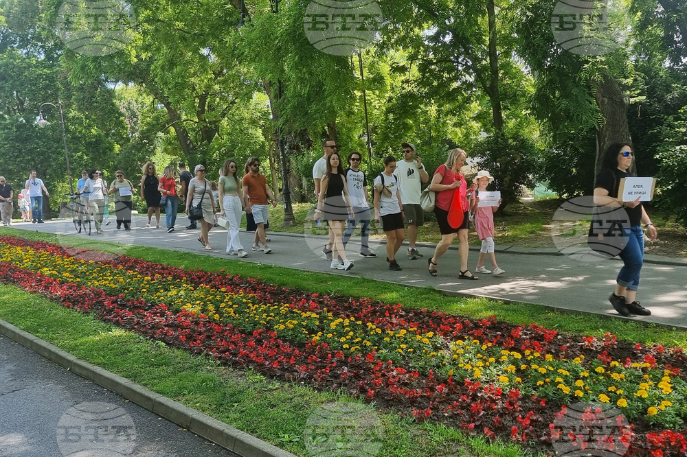 С шествие в Морската градина варненци поискаха спиране на движението на коли в парка