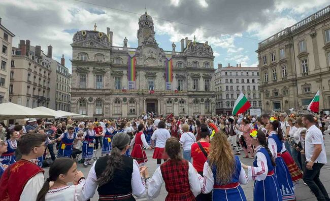 Grand Horo Circle Dance Takes Place in Lyon as Part of 10th "Expats Join Hands in Worldwide Dance" Festival